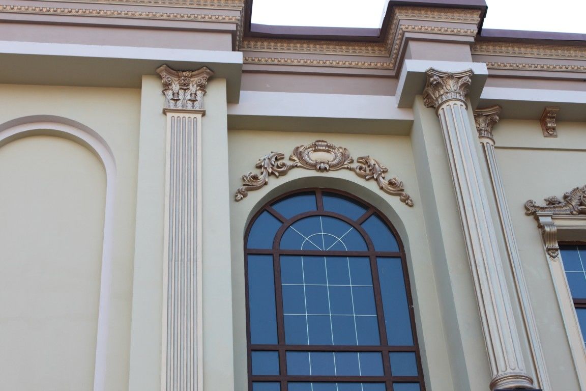 Отделка фасада здания лепниной. Фасадные колонны, элементы отделки окон