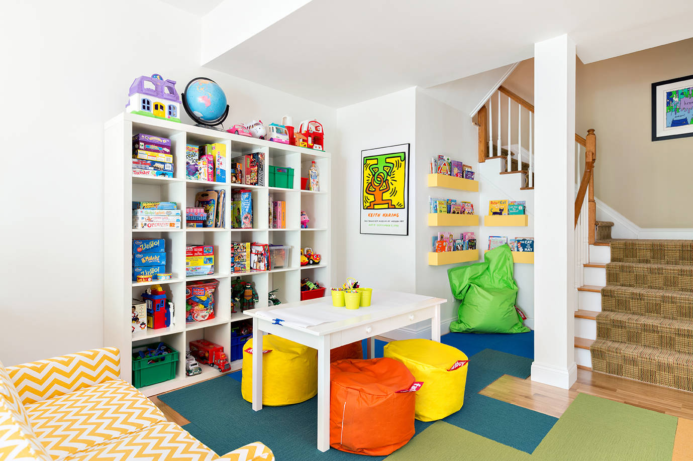 Практичная мебель для игровых зон в детской комнате: веселые и функциональные решения