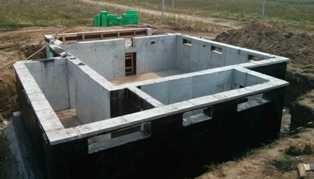 Цокольный этаж из бетона – преимущества и возможности использования