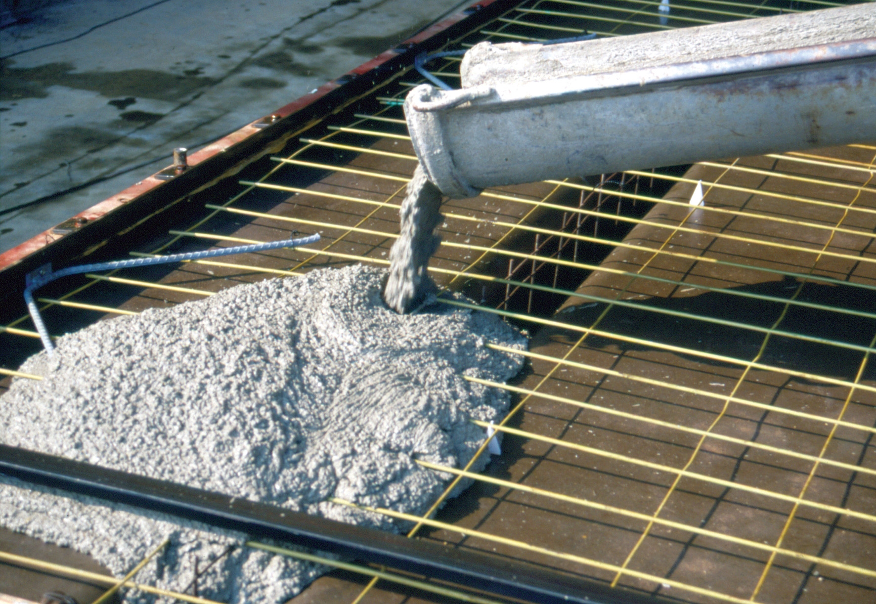 Укладка бетона. Подача, прием бетонной смеси и уход за бетоном