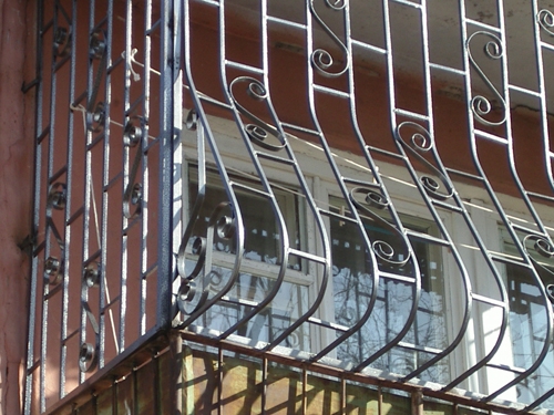 Установка решеток на балкон и лоджию. Безопасность квартиры и дома: решетки на балконе и лоджии